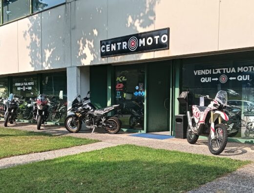 Showroom Centro Moto Olgiate Comasco, concessionaria QJ MOTOR, KOVE e KL MOTOR, con esposizione di moto nuove e usate in vendita.