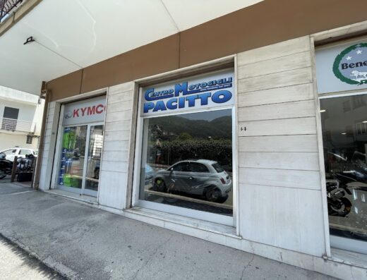 Foto del negozio Centro Motocicli Pacitto, rivenditore di moto e accessori. In vetrina si vedono modelli Kymco e Benelli.