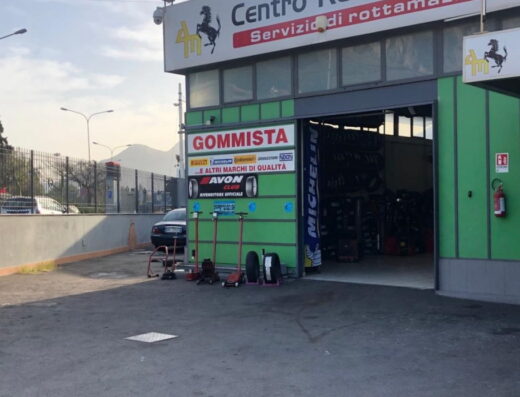 Esterno di Centro Revisione Auto E Moto Srl, gommista specializzato in pneumatici moto e auto, rivenditore ufficiale Avon Club e Michelin