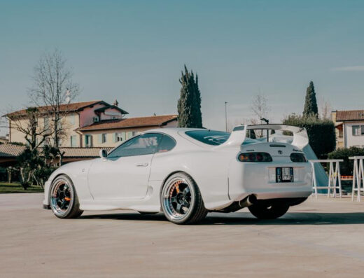Auto sportiva bianca Toyota Supra, elaborata e personalizzata da Teo Jdm Performance, con alettone vistoso e cerchi speciali, pronta per la revisione auto e moto.