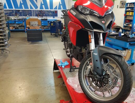 Ducati Multistrada rossa su banco di lavoro presso Centro Revisioni Masala. Servizio di manutenzione e revisione moto.