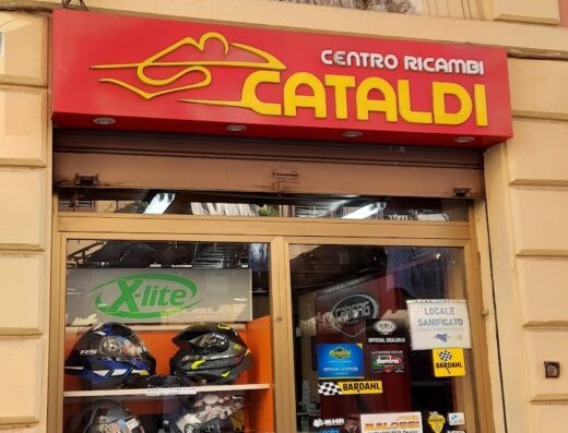 Vetrina del negozio Centro Ricambi Moto Cataldi Antonino con caschi moto X-lite, Malossi e accessori ricambi moto in esposizione.