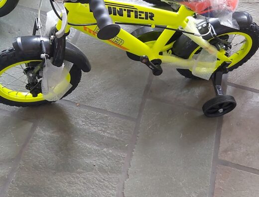 Bicicletta gialla da bambino marca Hunter, con rotelle di supporto, in vendita da Centro Veicoli Due srl. Accessori e ricambi disponibili.