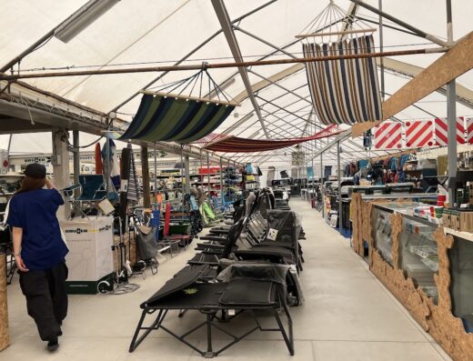 Interno del negozio Centroweekend S.r.l. con esposizione di accessori da campeggio, sedie, amache e attrezzatura outdoor per viaggi e tempo libero.