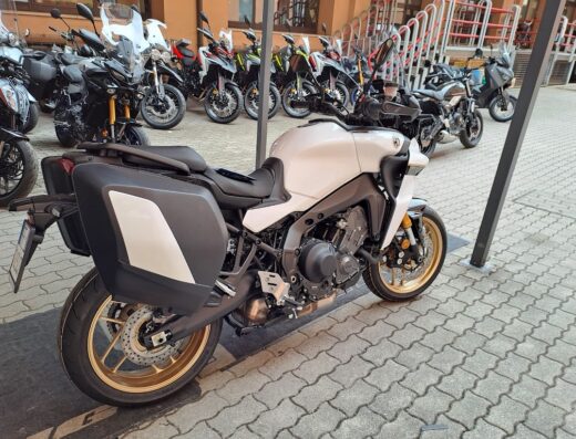 Moto da turismo Yamaha bianca con borse laterali presso Cesari concessionaria multimarca moto, ideale per viaggi e avventure su strada.