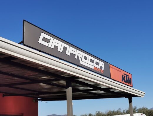 Insegna di Cianfrocca Moto, concessionario ufficiale KTM, punto di riferimento per gli appassionati di moto e viaggi su due ruote.