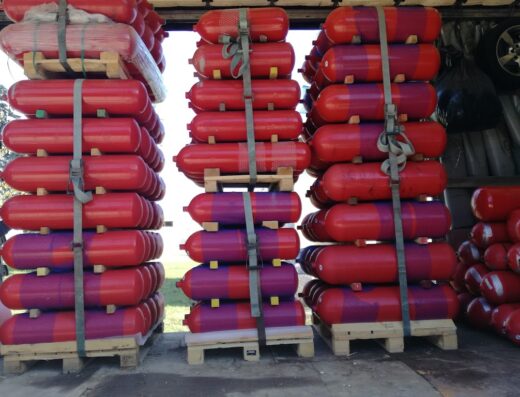 Stoccaggio di bombole metano CNG-4 R110 su pallet in un'area di servizio per revisione e soccorso stradale, Ciccioli Enrico autolavaggio.