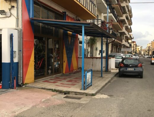 Cicli Ilario: Facciata colorata del negozio di biciclette, con esposizione di modelli e accessori. Servizi di riparazione e vendita di bici da corsa, mountain bike e city bike.