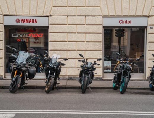Showroom Cintoi Yamaha a La Spezia con esposizione di moto Yamaha, modelli adventure e naked, davanti all'ingresso del negozio.
