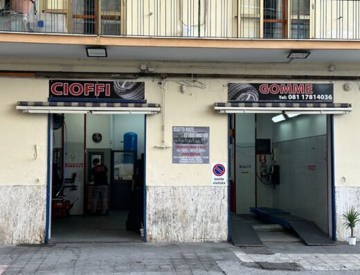 Facciata di Cioffi Gomme di Cioffi Francesco Pio, un negozio di pneumatici che offre servizi di riparazione e sostituzione gomme per moto e auto a Napoli.