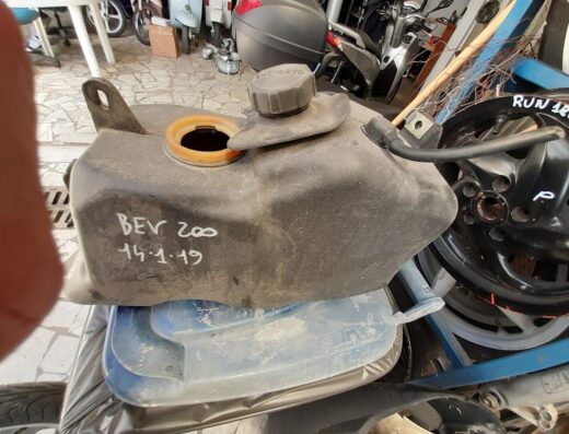 Serbatoio carburante per moto BEV 200 usato, datato 14.1.19, ricambio originale disponibile da Cirettomoto SRL