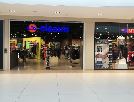 Ingresso del negozio Cisalfa Sport a Castelfranco Veneto, con ampia vetrina che espone abbigliamento e attrezzature sportive.