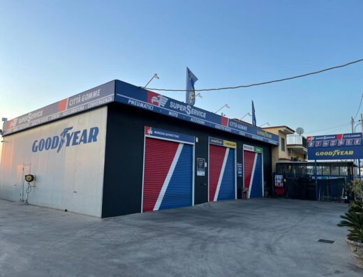 Città Gomme Super Service, officina specializzata in pneumatici e accessori moto, con servizi di assetto ruote, convergenza ed equilibratura. Pneumatici Goodyear visibili.