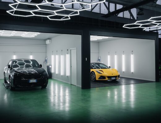 Clenda Car Lab Modena: due auto, una nera e una gialla, in box separati per lavaggio auto e car detailing