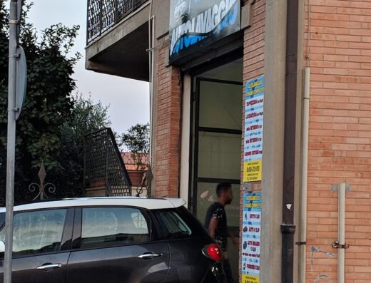 Autolavaggio a mano Cleopatra: Fiat 500L in attesa di lavaggio auto. Servizio professionale per la cura della tua auto.