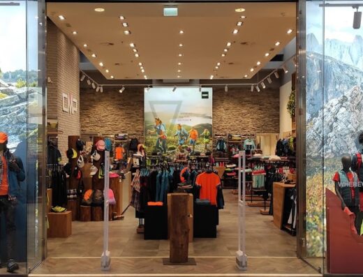 Ingresso del negozio CMP a Bassano del Grappa con vetrine che espongono abbigliamento e accessori per attività outdoor come trekking e escursionismo.