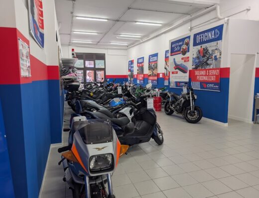Esposizione di moto nuove e usate nel negozio CMTmotor a Campobasso, con officina per tagliandi e servizi personalizzati.