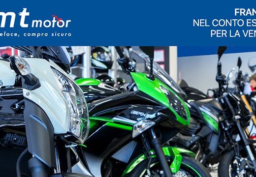 Esposizione di diverse moto presso CMTmotor Ragusa, concessionario di moto nuove e usate. Si vedono moto Kawasaki e altri modelli, accessori e caschi. Servizi di vendita e assistenza moto.