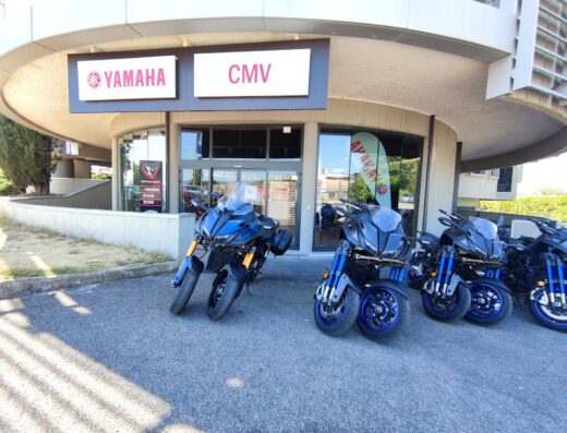 Esposizione di moto Yamaha nuove presso CMV MOTO srl, concessionario ufficiale con vendita di accessori e servizio assistenza.