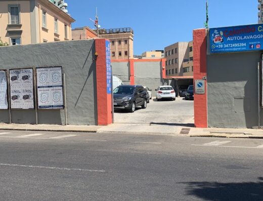 Ingresso di Colombo Car Service a Colombo, con auto parcheggiate all'interno. Servizio di autolavaggio a mano e cura dell'auto offerto.