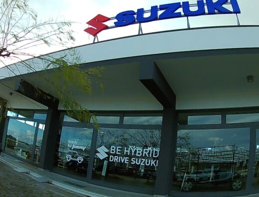 Concessionaria Suzuki Colucci Srl: Vendita auto nuove e usate, esposizione con vetrine e logo del marchio Suzuki in evidenza.