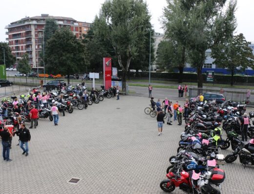 Raduno di moto del Comitato Regionale FMI Lombardia: motociclisti, moto di diverse marche e modelli, accessori moto, abbigliamento da motociclista.
