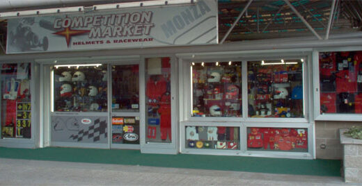 Foto del negozio Competition Market a Monza, rivenditore di caschi, abbigliamento e accessori per motociclisti e appassionati di corse.