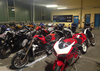 Ampio garage con numerose moto italiane di vari modelli e colori, pronte per la vendita o l'acquisto. CTC Moto, leader nell'acquisto moto in contanti.