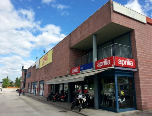 Concessionaria moto Dagri con esposizione di moto Aprilia, Piaggio, Moto Guzzi e Vespa. Vetrina con scooter e moto in vendita.