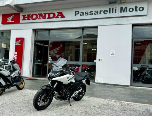 Concessionaria Passarelli Moto a Catanzaro: esposizione di moto Honda, modelli nuovi e usati, accessori e ricambi originali. Servizi di vendita e assistenza.