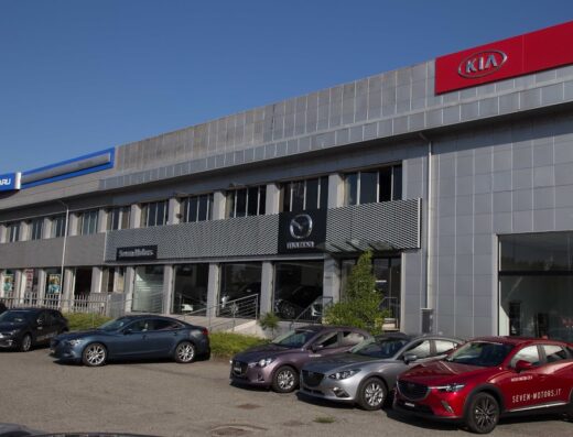Concessionaria Seven Motors Gruppo MO.VI S.p.A. con auto nuove Mazda, Subaru e Kia in esposizione. Vendita auto usate multimarca.