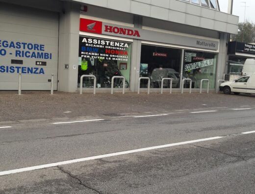Concessionario Honda Moto Mattarollo Commerciale Srl: vista esterna del negozio con motociclette esposte e insegna Honda Assistenza ricambi originali e non per tutte le marche
