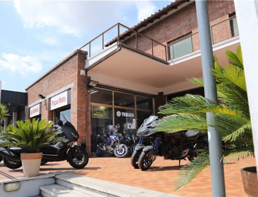 Concessionario Yamaha Roma Papamoto Sport con esposizione di moto Yamaha, vendita, accessori e assistenza specializzata.