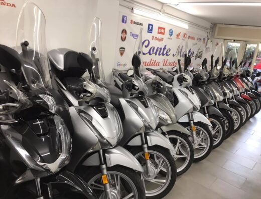 Conte Moto: esposizione di scooter usati e nuovi in vendita. Ampia scelta di modelli Honda e altre marche. Accessori e servizi per motociclisti.
