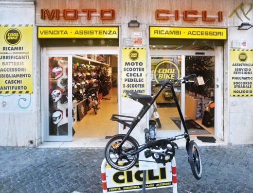 Negozio di moto e bici "Cool Bike" a Roma, con esposizione di caschi e accessori. Vendita, assistenza, ricambi e noleggio moto, scooter, bici ed e-scooter. Finanziamenti disponibili.