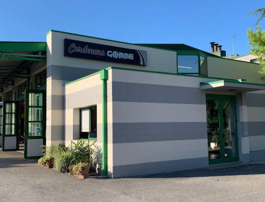 Cordenons Gomme: vista esterna dell'officina specializzata in pneumatici e accessori per moto e auto, con ampio spazio per il servizio clienti.