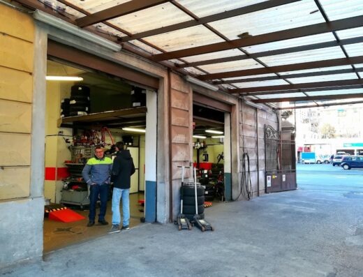Cornigliano Gomme: Officina specializzata nella vendita e riparazione di pneumatici per moto e scooter a Genova, con personale qualificato e attrezzature all'avanguardia.