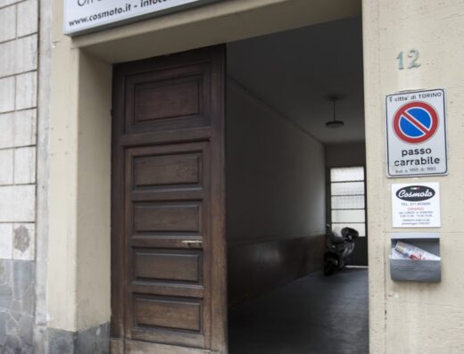 Ingresso di Cosmoto a Torino, concessionario e officina per moto e scooter, specializzato in Vespa e Lambretta. Vendita online e restauro. Accessori e ricambi disponibili.