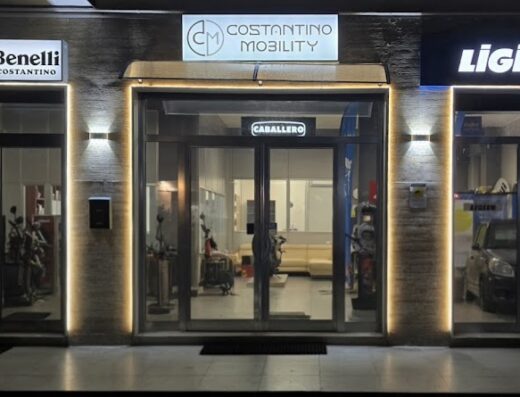 Concessionaria Costantino Mobility: esposizione di moto Ligier, Benelli, Keeway, Morbidelli, Benda, Fantic e Caballero, rivenditore Momo Design.