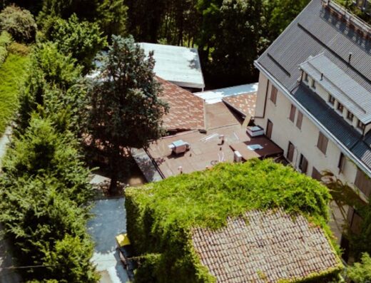 Vista aerea dell'Hotel Country Le Querce con piscina, vegetazione lussureggiante e architettura caratteristica, ideale per viaggiatori in moto.