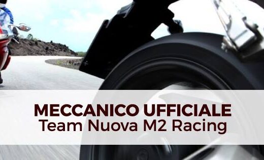 Cris Racing: Immagine di una moto sportiva rossa in movimento su strada, con particolare sulla ruota posteriore e la scritta "Meccanico Ufficiale Team Nuova M2 Racing".