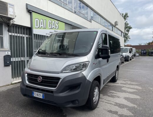Noleggio pulmino 9 posti Fiat Ducato silver presso Dai Gas Nolo, ideale per viaggi di gruppo e trasporto persone