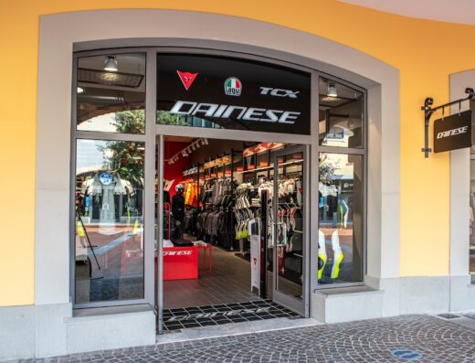 Ingresso del negozio Dainese Barberino Outlet con esposizione di abbigliamento e accessori moto, caschi AGV e protezioni TCX.