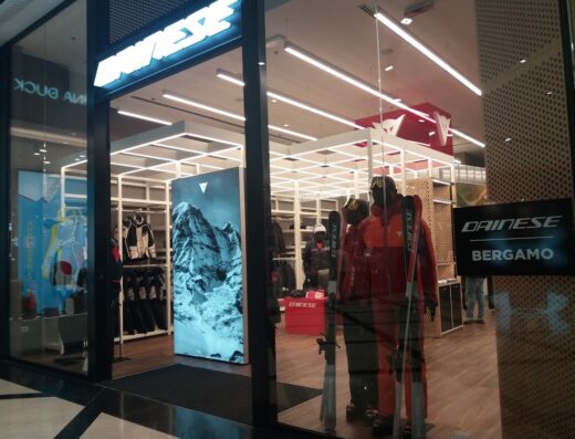 Dainese Bergamo: vetrina del negozio con abbigliamento tecnico da moto, giacche, pantaloni e accessori per motociclisti e amanti del viaggio su due ruote.