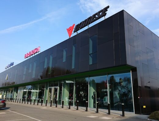 Dainese Store a Bologna: negozio di abbigliamento e accessori moto. Vetrina con caschi, giacche e protezioni per motociclisti. Servizi di consulenza e vendita.
