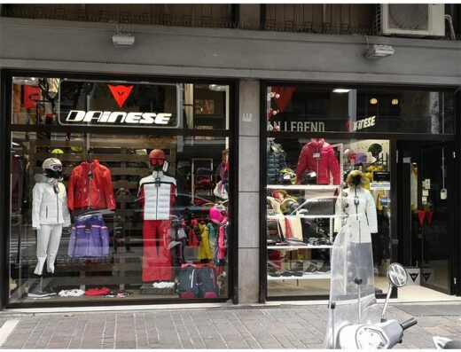 Vetrine del negozio Dainese D-Urban Legend a Pescara, con abbigliamento e accessori per moto, motociclisti e sci in esposizione.