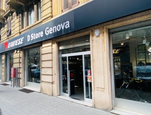 Dainese D-Store Genova: negozio di abbigliamento e accessori per motociclisti a Genova, Italia. Vetrina con caschi, giacche, tute e protezioni per moto.