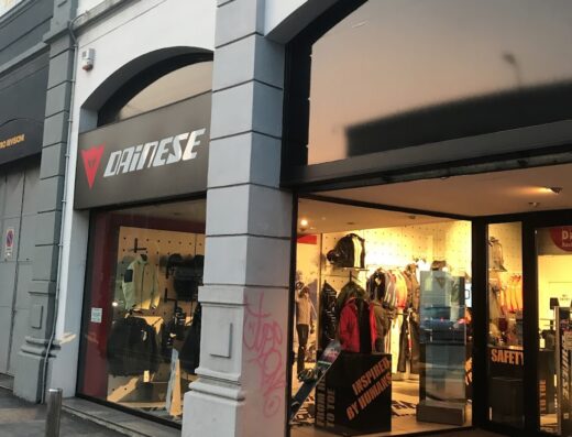 Negozio Dainese a Milano, vetrina con abbigliamento e accessori moto, caschi, giacche e protezioni per motociclisti