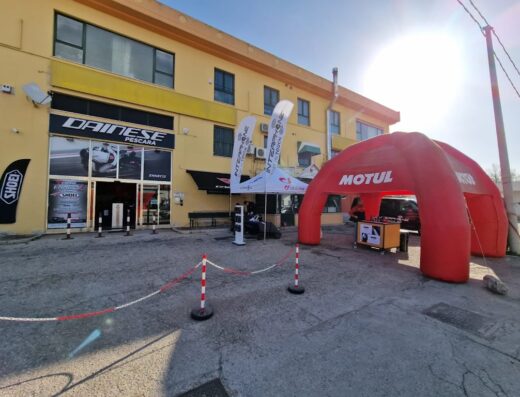 Dainese Pro-Shop Enneci2 a Pescara: negozio di abbigliamento e accessori per moto e motociclisti, con insegna Dainese e stand Motul esterno.