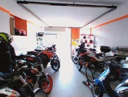 Esposizione di moto nuove e usate presso De Bona Moto Imperia, con caschi e accessori disponibili. Servizi di vendita e assistenza per motociclisti e appassionati.